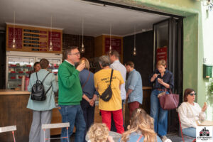 Leden van Unizo eten gezellig een ambachtelijk ijsje bij ijszaak De Trommelhoeve tijdens een Cityshoot in Mechelen door fotograaf Stef Boey